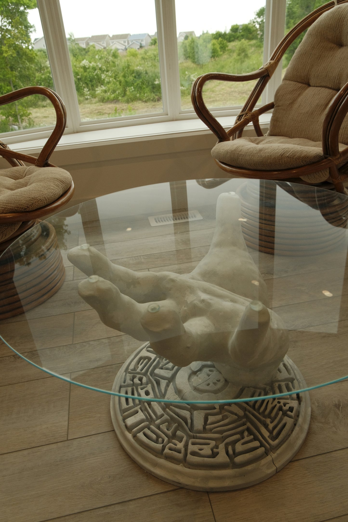HAND COFFEE TABLE