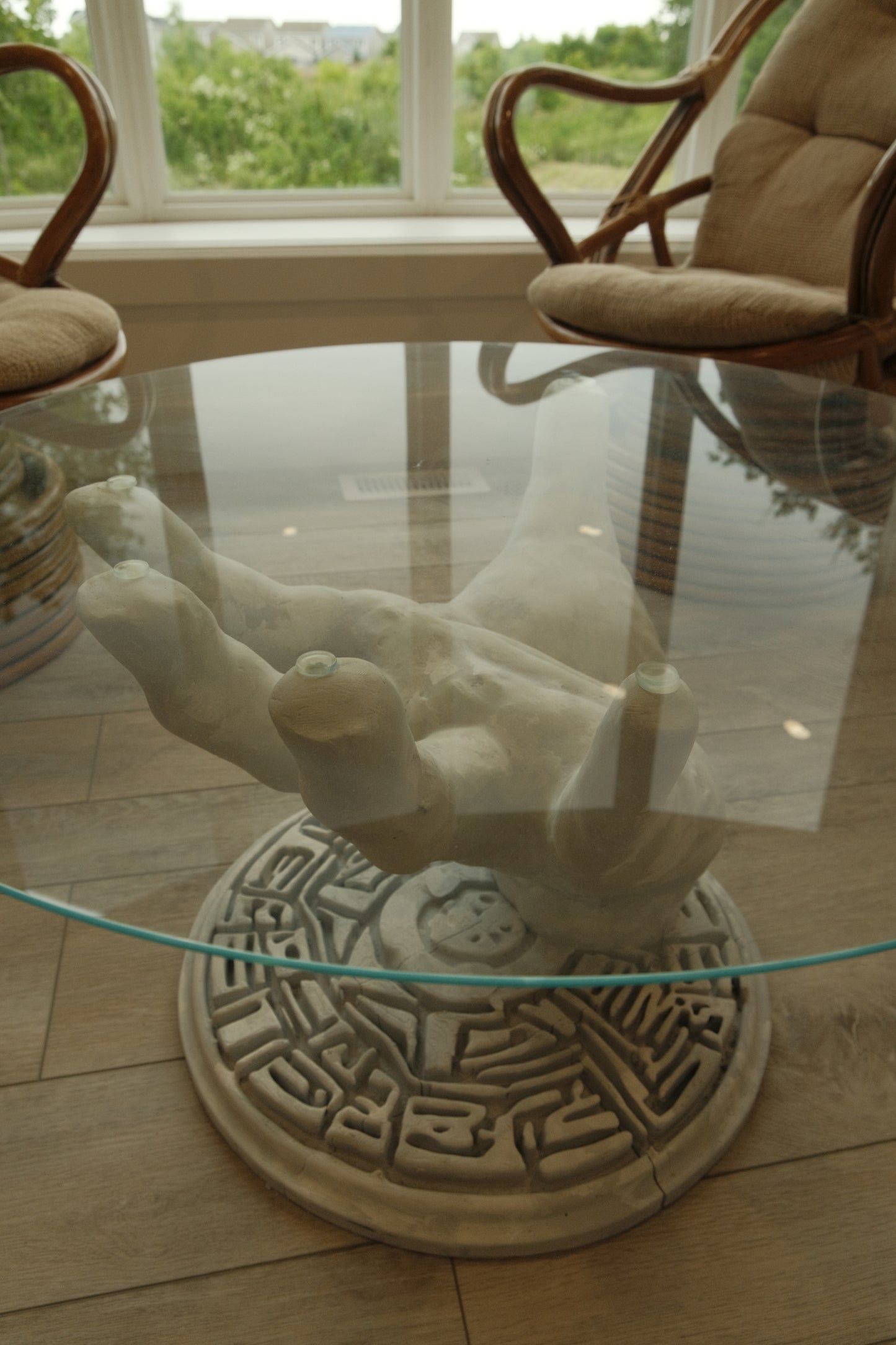 HAND COFFEE TABLE