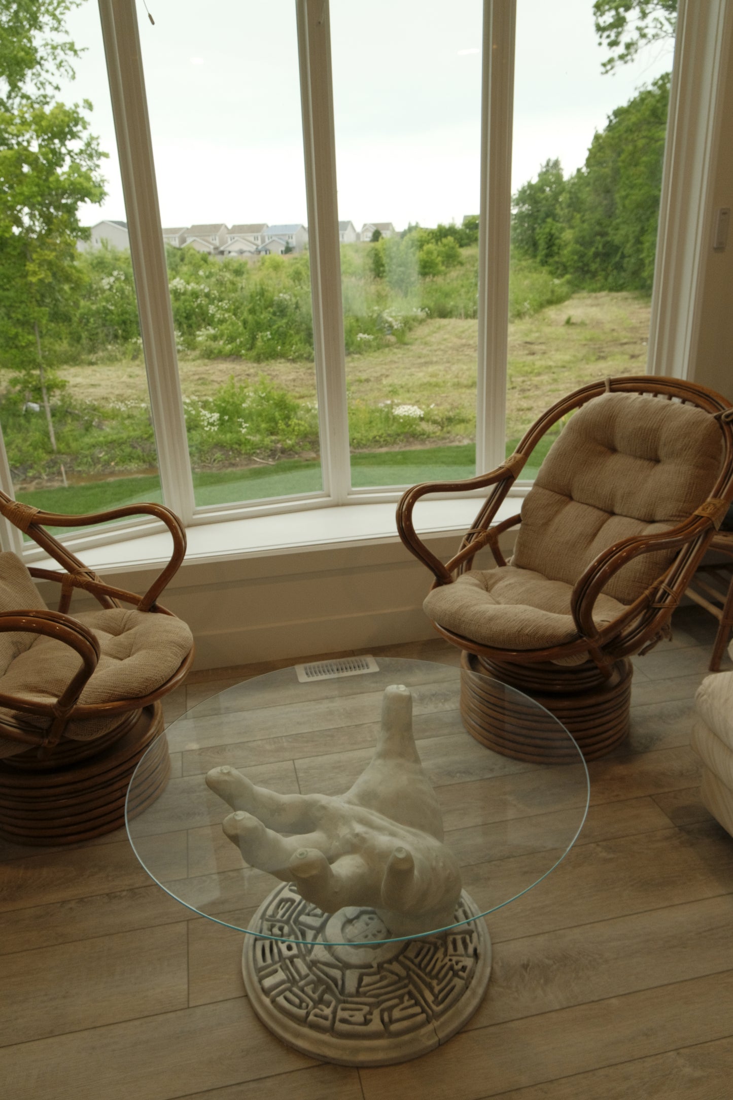 HAND COFFEE TABLE