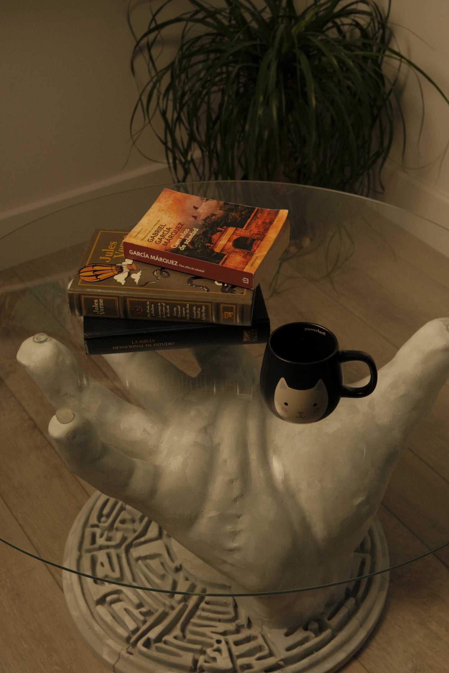 HAND COFFEE TABLE